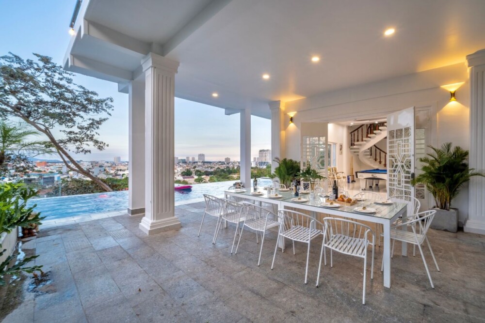 Chuẩn bị bữa tối tại villa