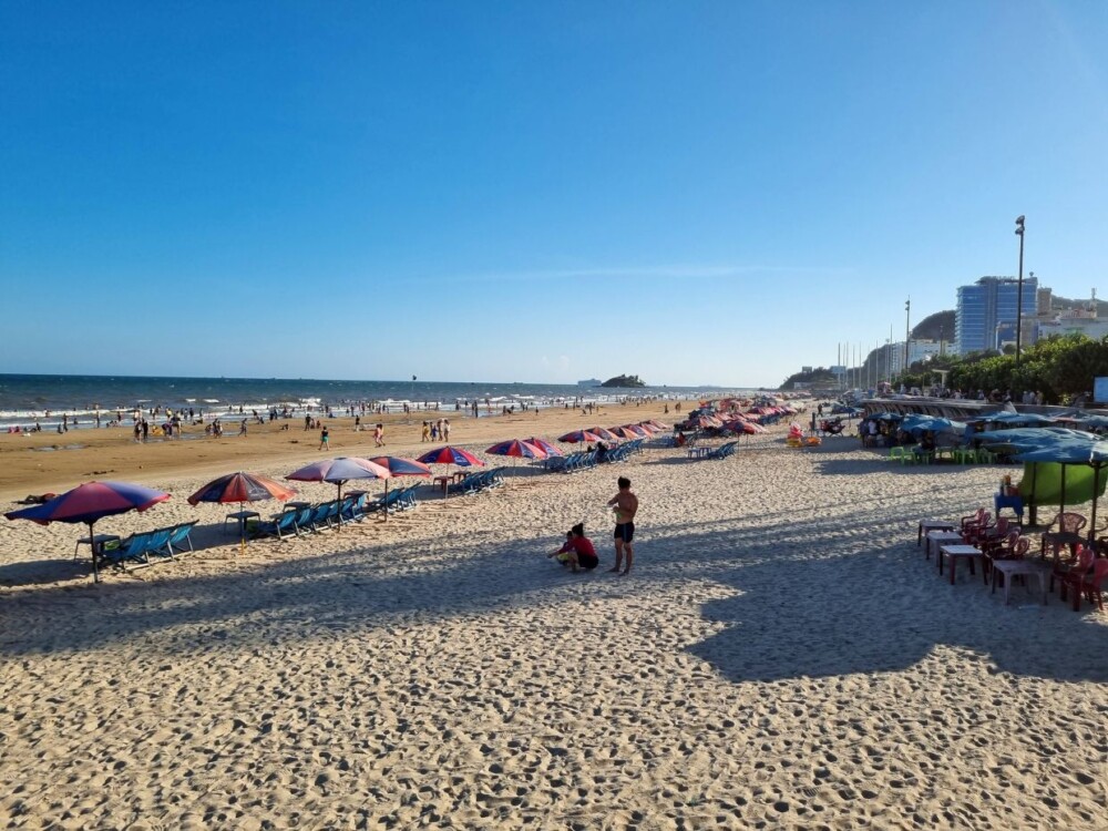 Thuê villa Vũng Tàu 2 ngày 1 đêm nên đi đâu - Dạo biển buổi sáng