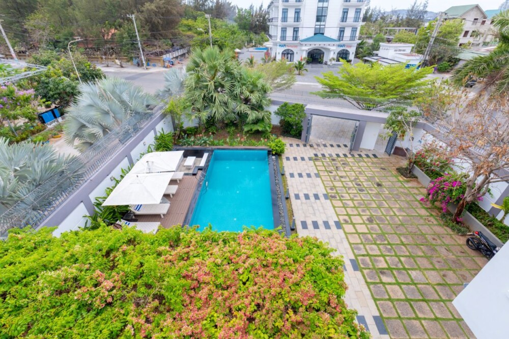 Khuôn viên rộng tại villa, thuận tiện cho gia đình và nhóm bạn tổ chức tiệc