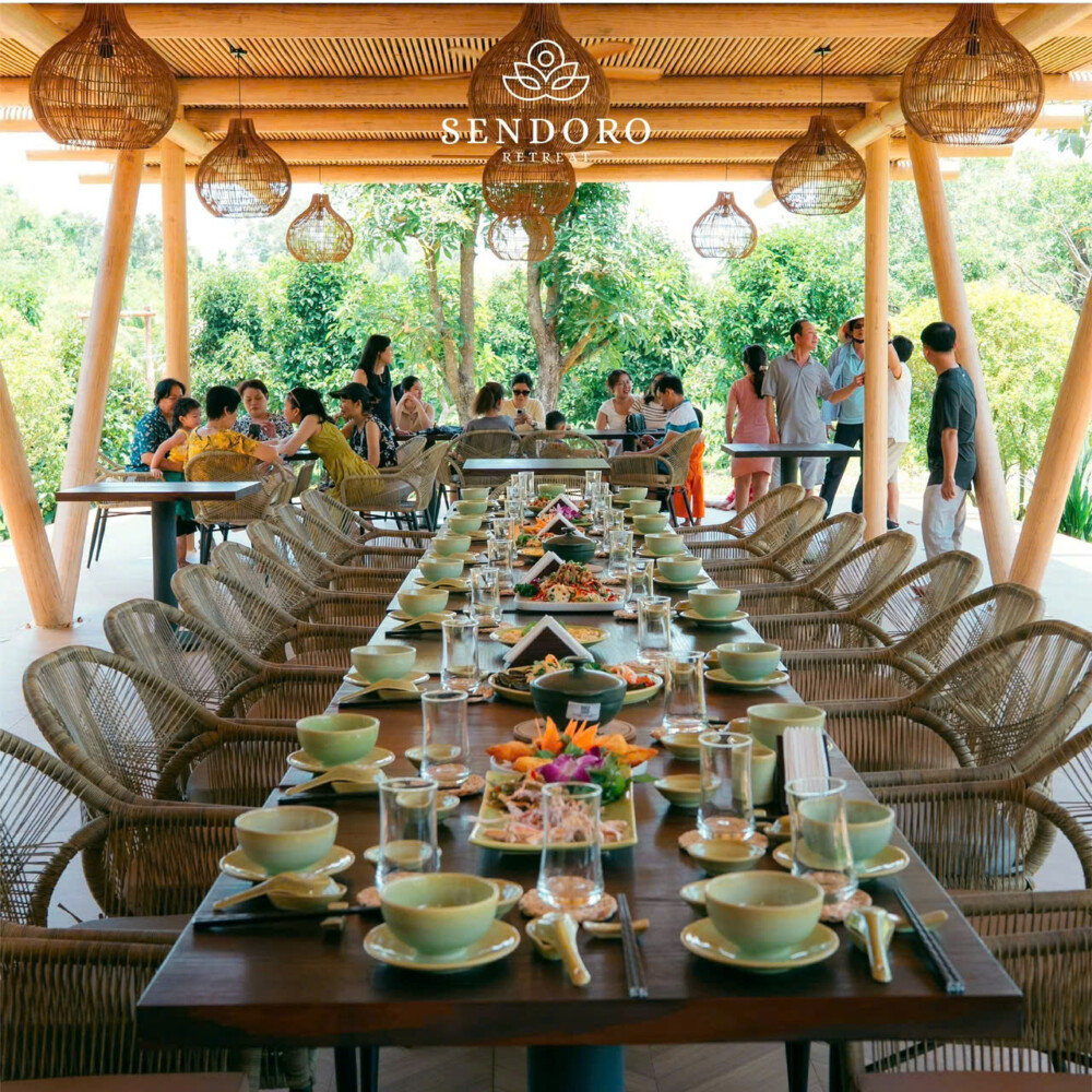 nhà hàng phục vụ món Á Âu cho đoàn tại Sendoro Retreat