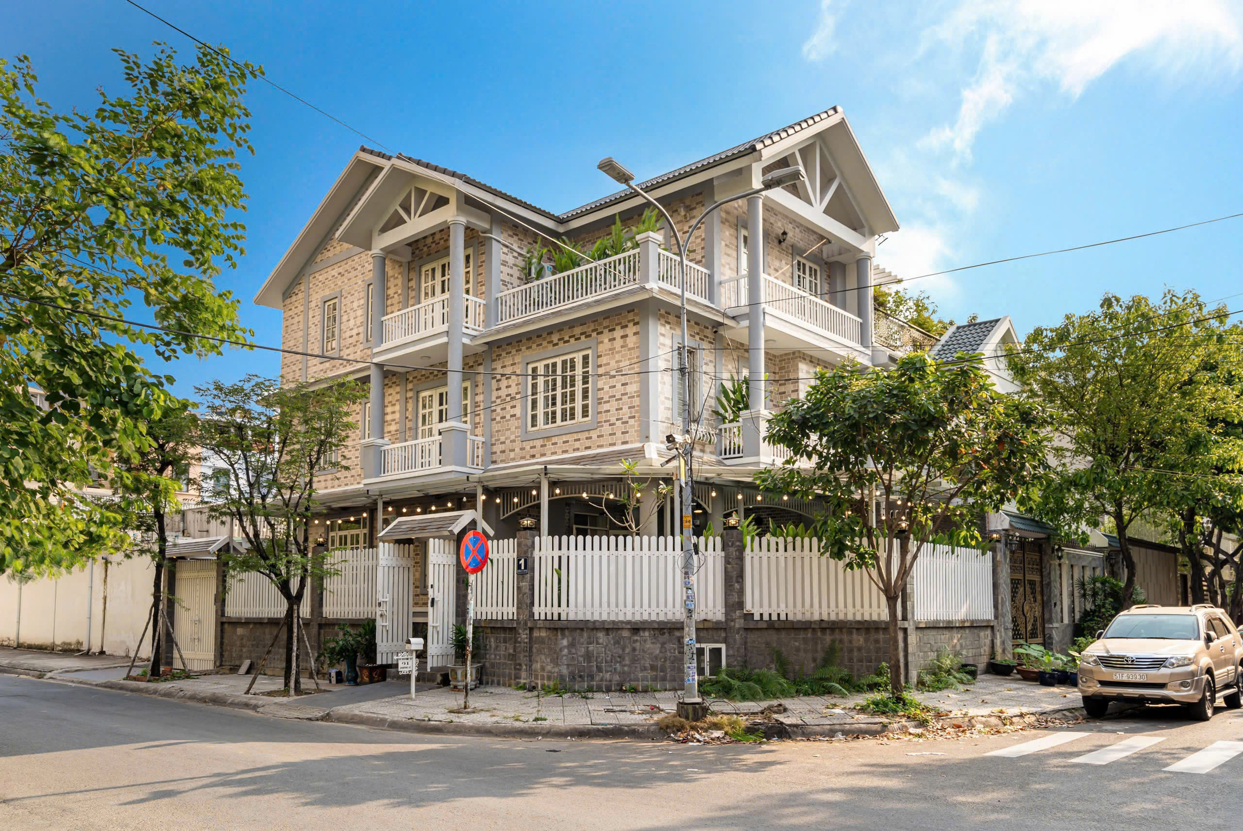 Villa An Khánh Odwin 23 có phòng karaoke, bida, hồ bơi riêng