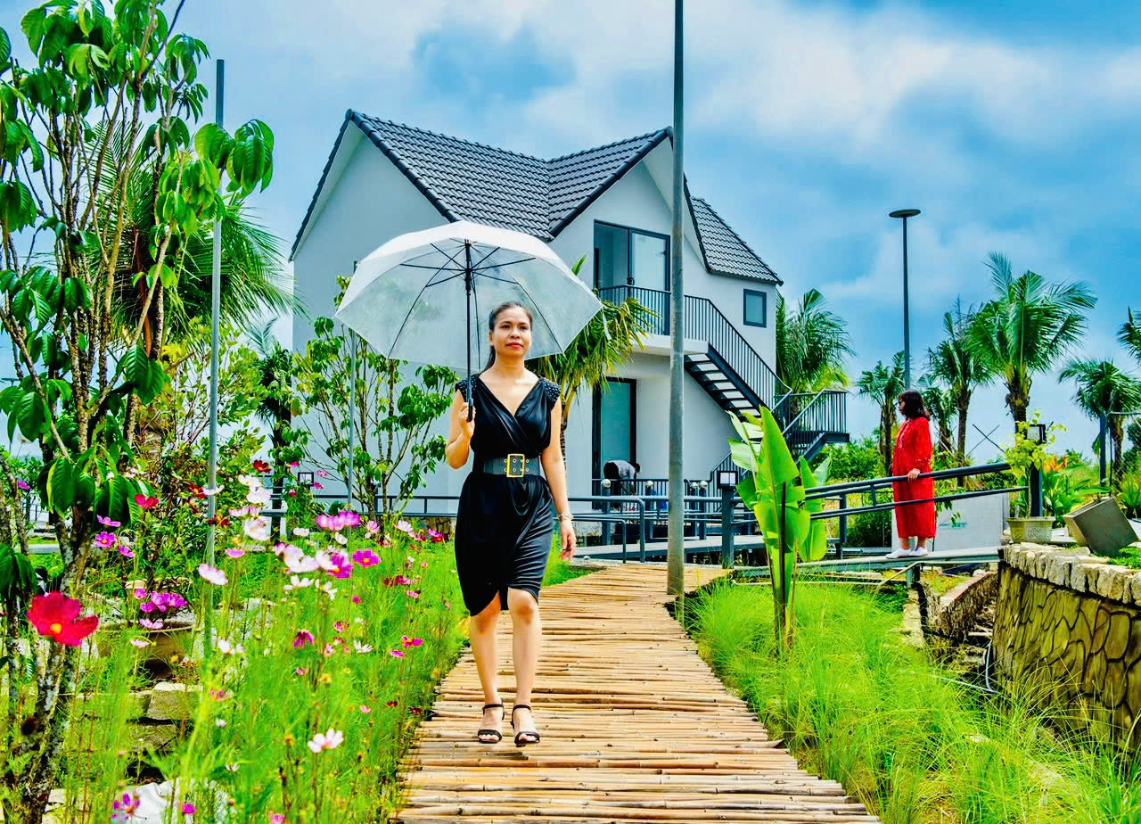 Sân vườn rộng, nhiều cây xanh trong khuôn viên villa