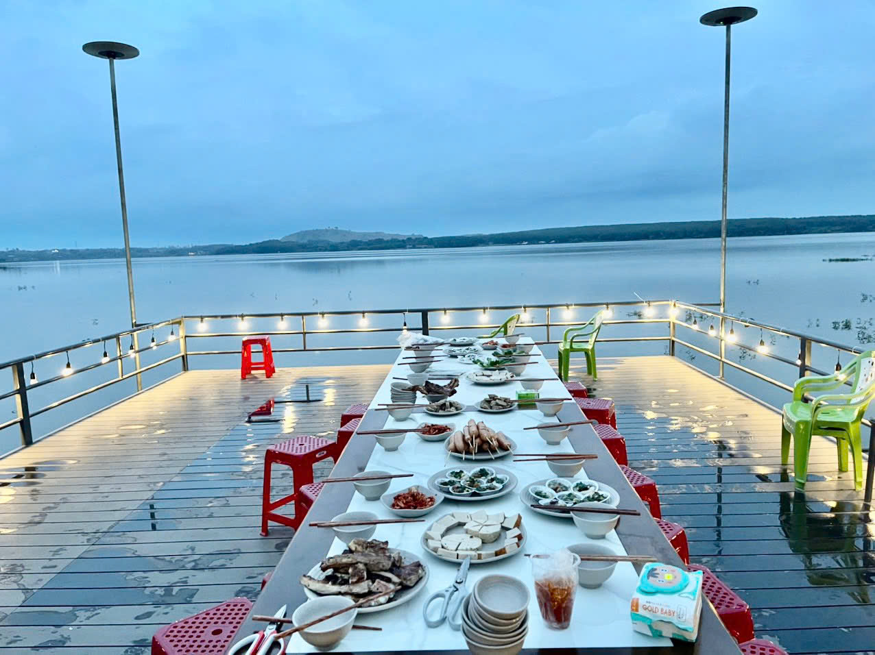 Khu vực ăn uống BBQ kế Hồ 