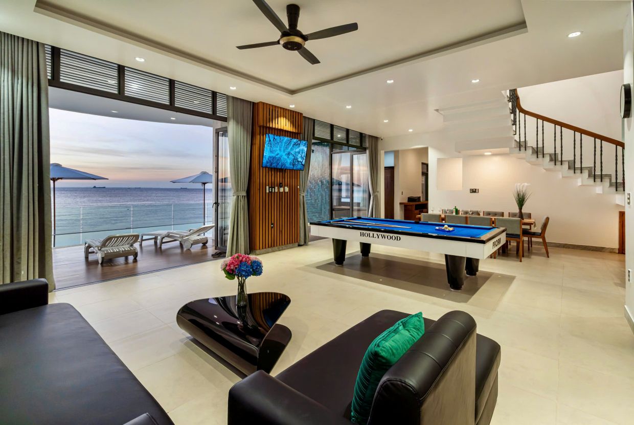 Villa Odwin BH19 - Khu vực phòng khách view biển