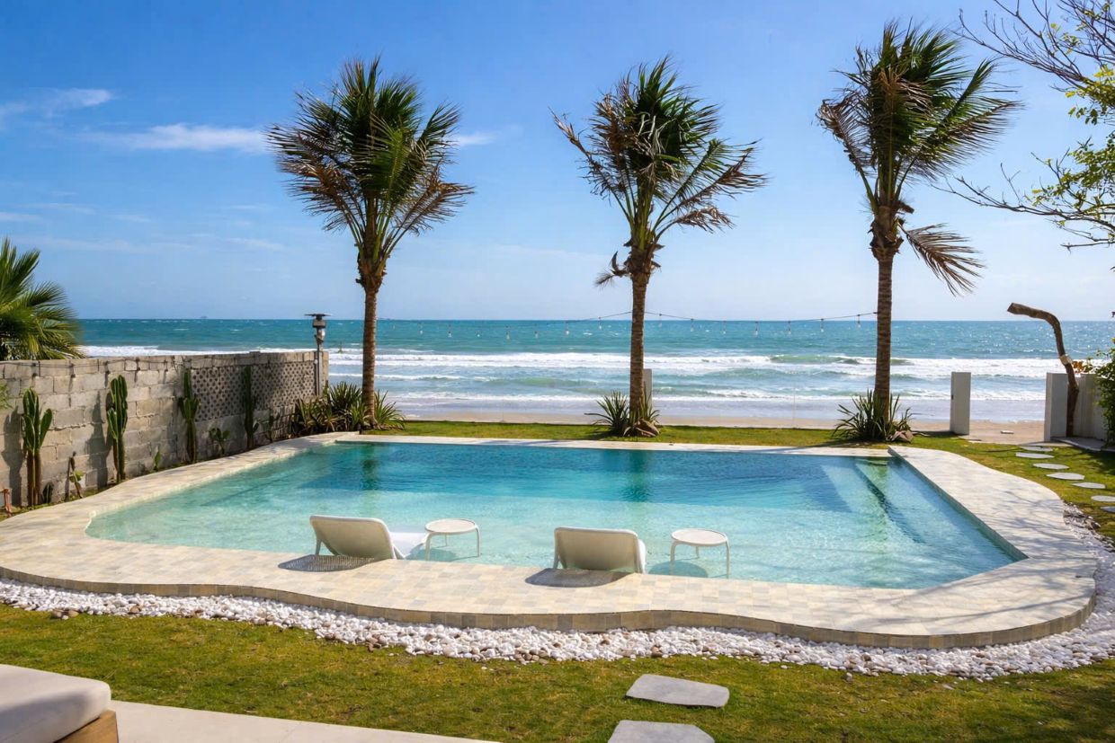Villa Phan Thiết sát biển OdwinPT11 – Khu vực hồ bơi view biển