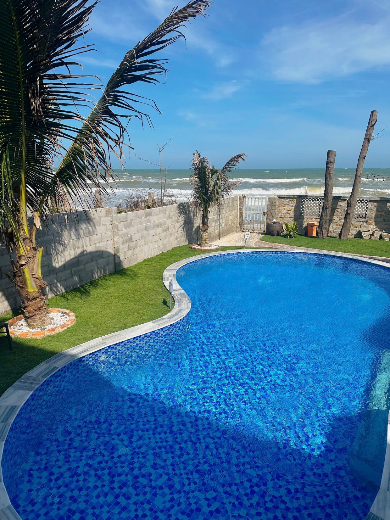 Villa Phan Thiết sát biển OdwinPT12 – Khu vực hồ bơi view biển