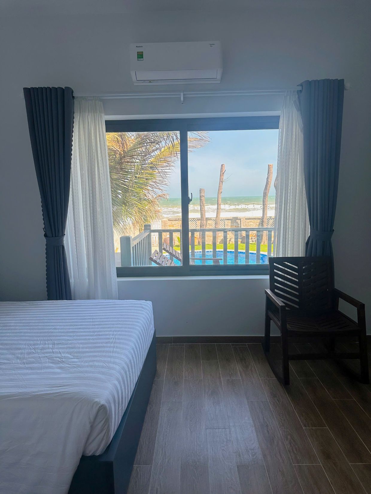 Villa Phan Thiết sát biển OdwinPT12 – Khu vực phòng ngủ view biển