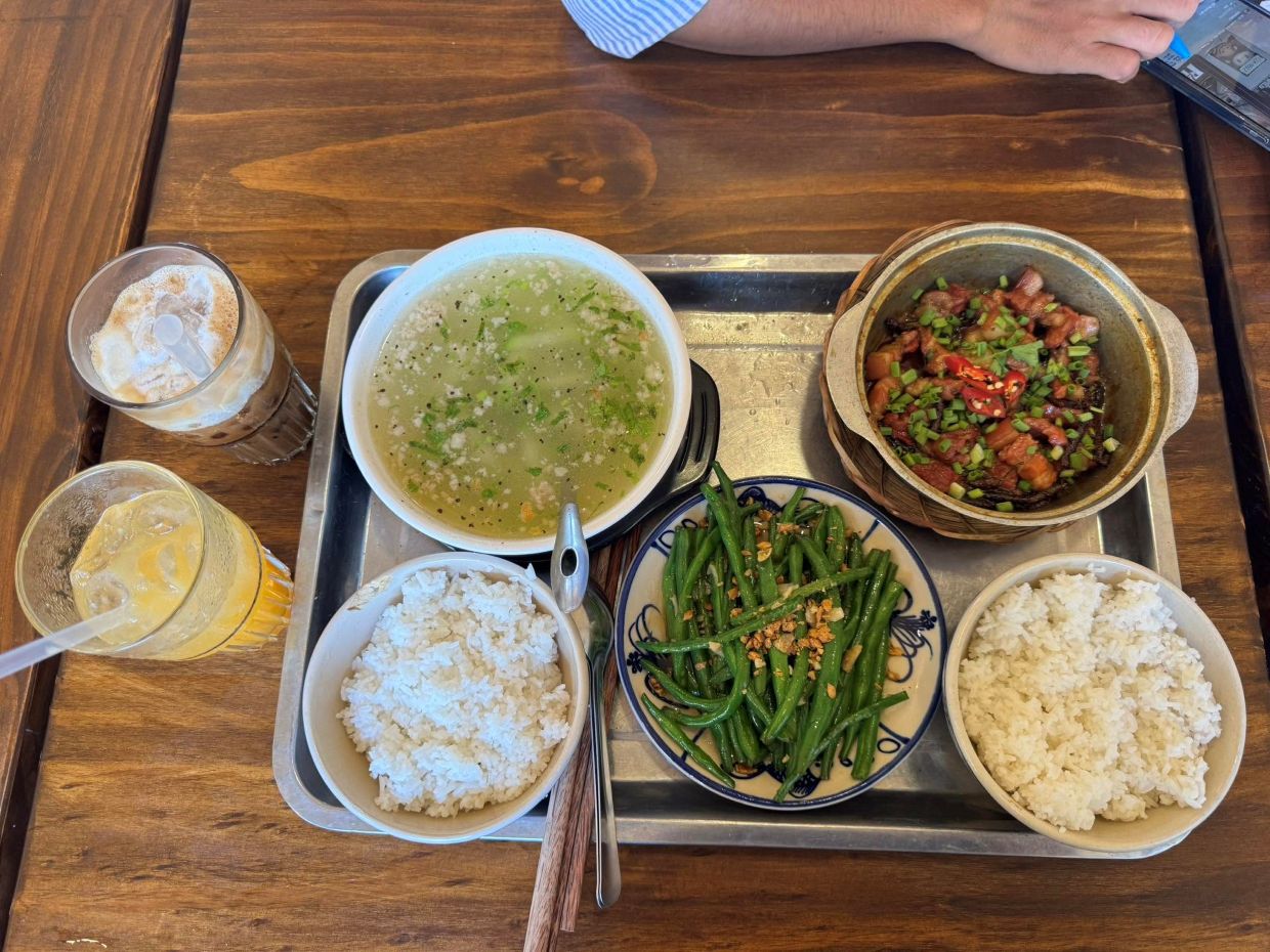 Tiệm Cơm Nhà Cá Gỗ